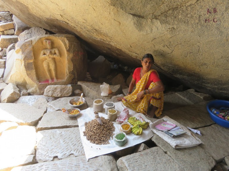 Hampi itinerary: Lady selling souvenirs in Hampi near the vittala temple.