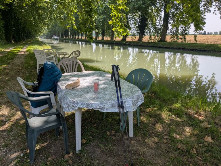 Hiking next to the canal from Moissac to Pommevic