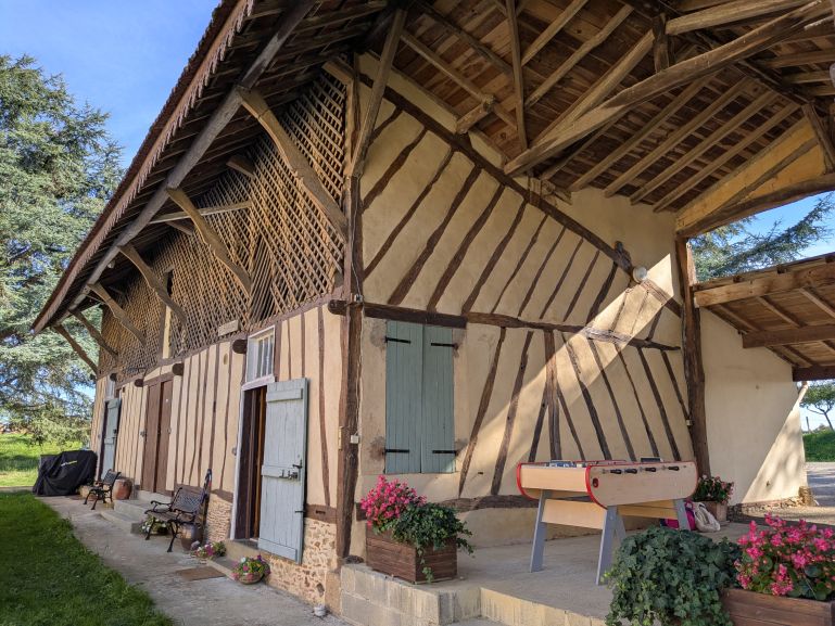 Sleeping behind the horse stables in le Haget
